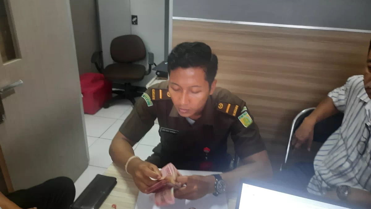 Penyidik Tipidsus Kejari Sabu Sita Rp 30 Juta dari Direktur PT TJL Terkait Kasus Korupsi Pabrik Rumput Laut 2018