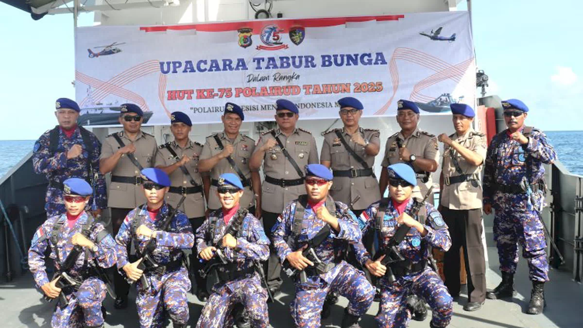Ditpolairud Polda NTT Gelar Tabur Bunga di Laut Peringati HUT Polairud ke-75