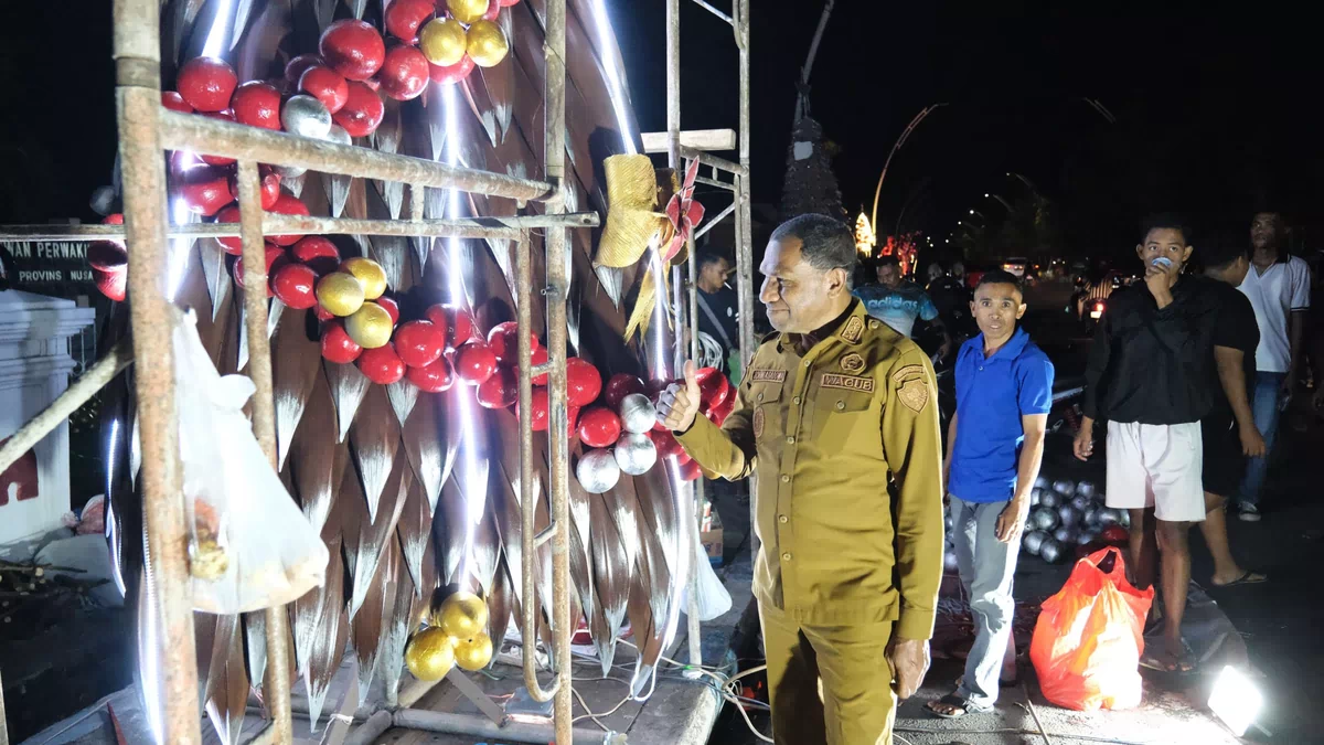 Wagub NTT Jhoni Asadoma Tinjau Lomba Hias Pohon Natal di Jalan El Tari, Angkat Kreativitas Lokal