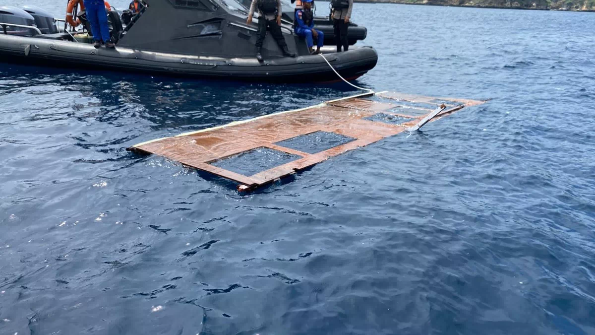 KM Putri Sakinah Tenggelam, Polairud Polda NTT Selamatkan 7 Penumpang, 4 WNA Masih Hilang