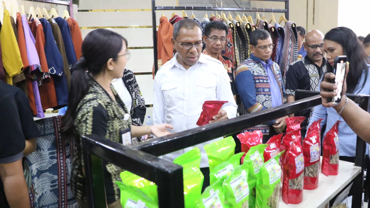 Wagub Johni Asadoma Resmikan NTT Mart di Sumba Timur, Dorong Hilirisasi dan Penguatan UMKM Lokal