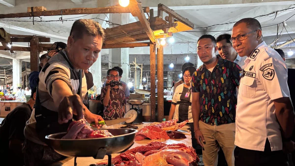 Jelang Hari Raya, Wagub Jhoni Asadoma Turun Langsung Ke Pasar Pantau Harga dan Pastikan Stok Pangan Aman
