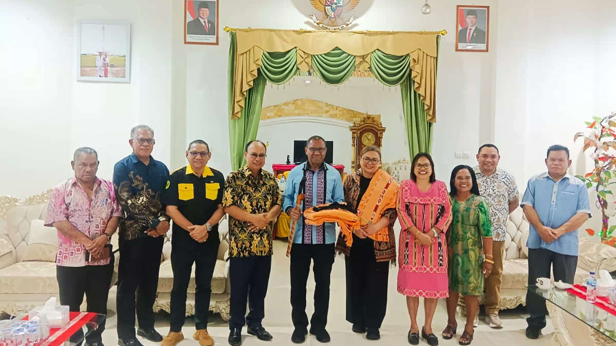 Disambut Adat Lamboya, Wagub NTT Johni Asadoma Terima Parang Karaja Jelang Ritual Pasola di Sumba Barat