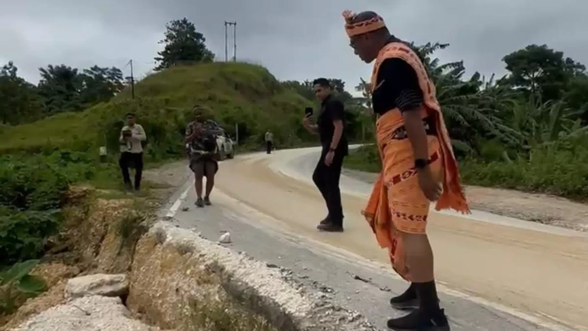 Tinjau Jalan Hampir Putus di Sumba Barat, Wagub NTT Johni Asadoma,Perbaikan di Perubahan APBD
