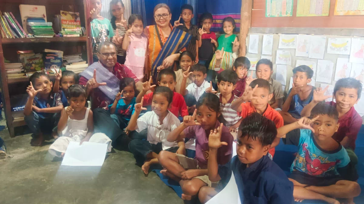 Dialog Hangat dengan Anak-anak Rumah Baca Sumba Barat, Wagub NTT Beri Motivasi &amp; Janji Tambah Buku