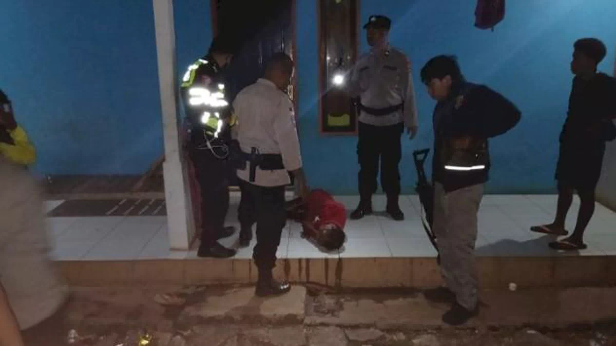 Dipicu Miras, Pria di Fatukoa Tikam Teman Kost, Korban Alami Luka Parah di Pinggang