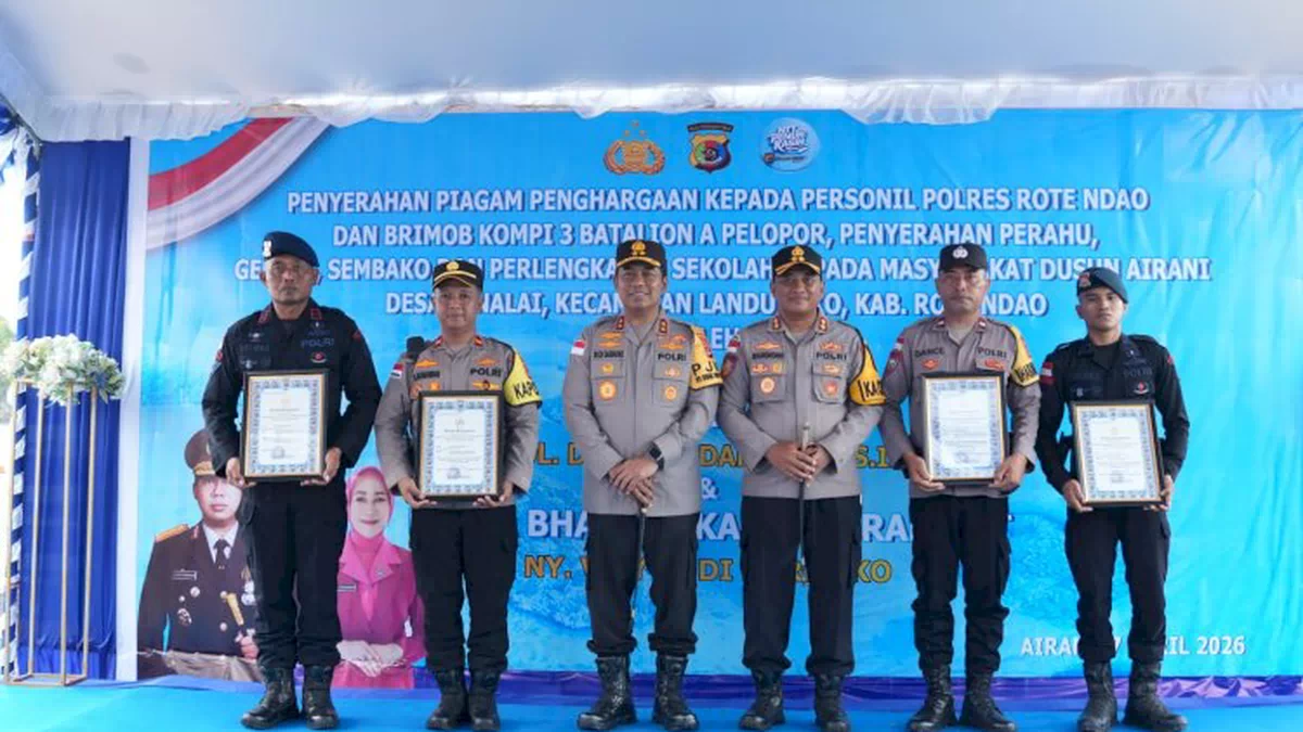 Kapolda NTT Apresiasi Aksi Penyelamatan Paus di Rote, Puluhan Personel Polri Diberikan Penghargaan