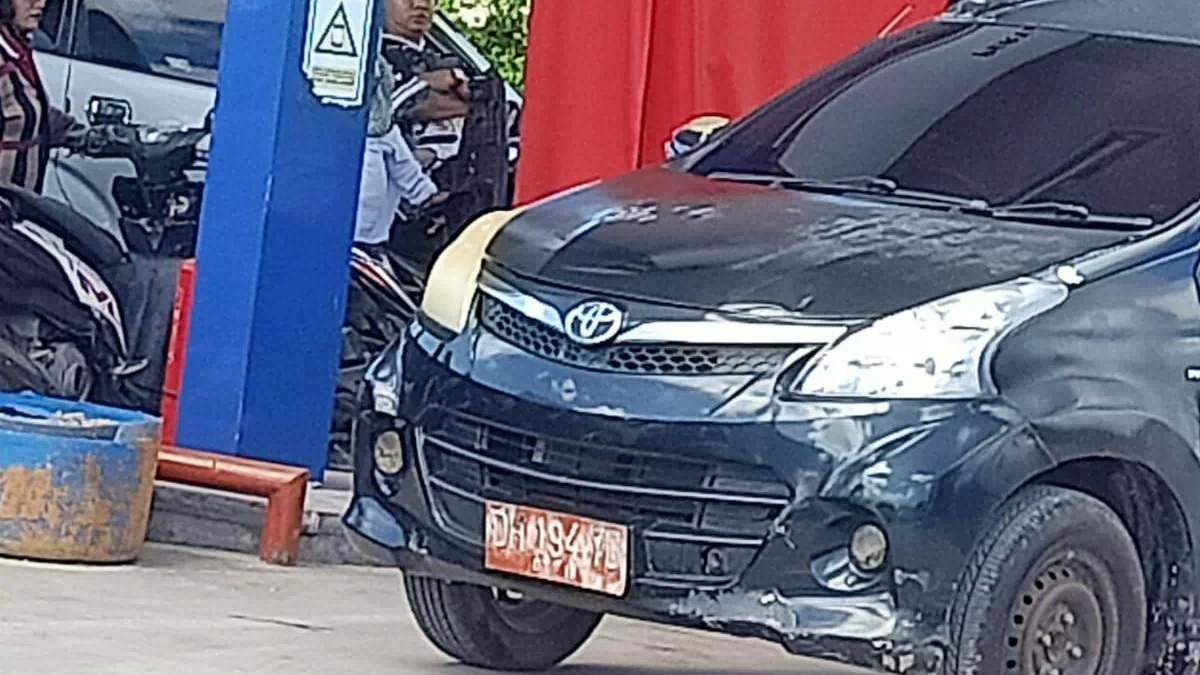 Di Tengah Krisis BBM Rote Ndao, Mobil Plat Merah Diduga Bebas Antre di SPBU Sanggaoen,Warga Protes