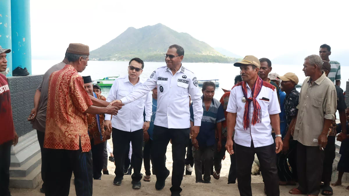 Wagub Johni Asadoma Temui Warga Pulau Buaya- Alor, Ajak Jaga Kelestarian Laut dan Hindari Bom Ikan