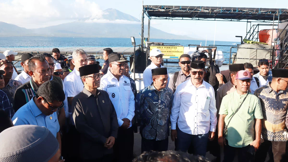 Perjuangkan Pulau Terluar NTT, Wagub Johni Asadoma Berhasil Ajak Mendes PDT Kunjungi Tereweng