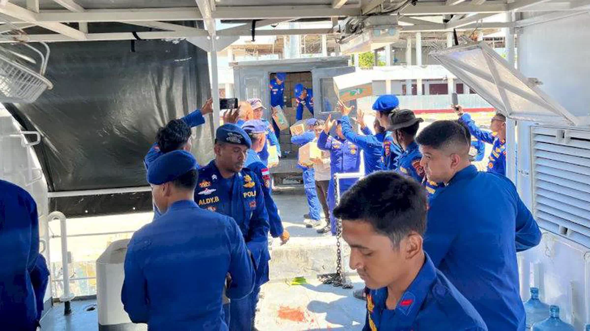 Polri Kirim 15 Ton Bantuan ke Pulau Palue, Tim Trauma Healing Turut Diterjunkan untuk Korban Gempa