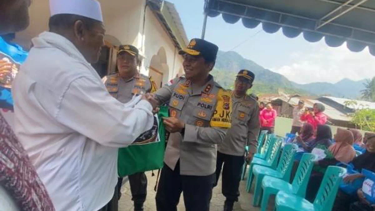 Kapolda NTT Serahkan Rp100 Juta untuk Renovasi Masjid At-Taqwa Ende, Bukti Kepedulian Pascagempa