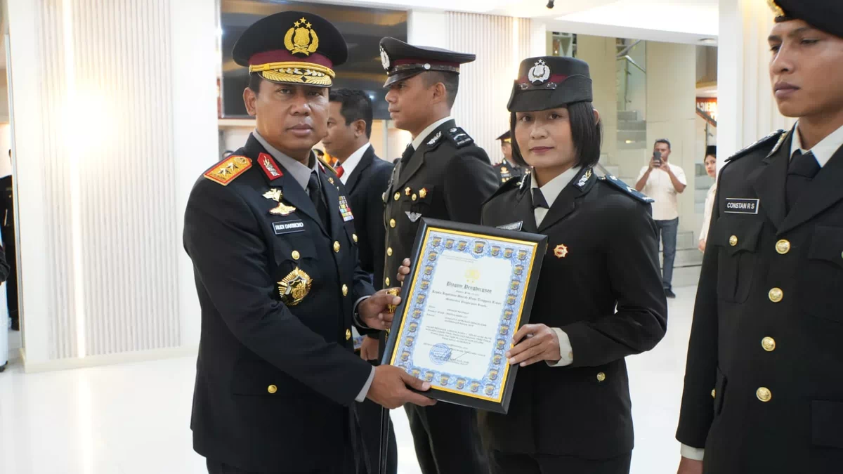 Raih Emas di Kejuaraan Tinju Piala Panglima TNI, Bripda Erniati Ngongo Terima Penghargaan Kapolda NTT