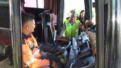 Antisipasi Kecelakaan, Ditlantas Polda NTT Ramp Check Bus Kupang–Dili dalam Operasi Keselamatan 2026