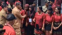 Wagub NTT Johni Asadoma Disambut Tarian Leli saat Hadiri 100 Tahun Injil di Pantar Timur, Penuh Toleransi