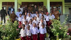 Momen Haru di SD Katpisi Alor Timur,Guru Kaget Saat Wagub NTT Johni Asadoma Datang dan Beri Motivasi