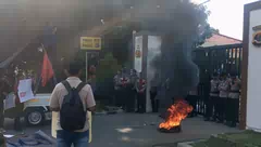 Bakar Ban di Depan Polda NTT, Aliansi Mahasiswa Desak Kapolri Copot Kapolda dan Dirkrimsus Terkait Kasus Lika-Liku,BBM