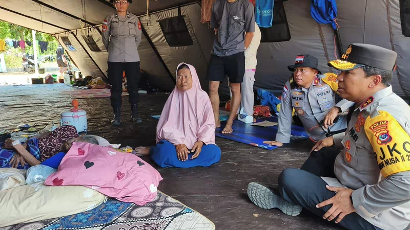 Kapolda NTT Irjen Pol Rudi Darmoko Sambangi Pengungsi Nagekeo, Bapak dan Mama Tidak Sendiri
